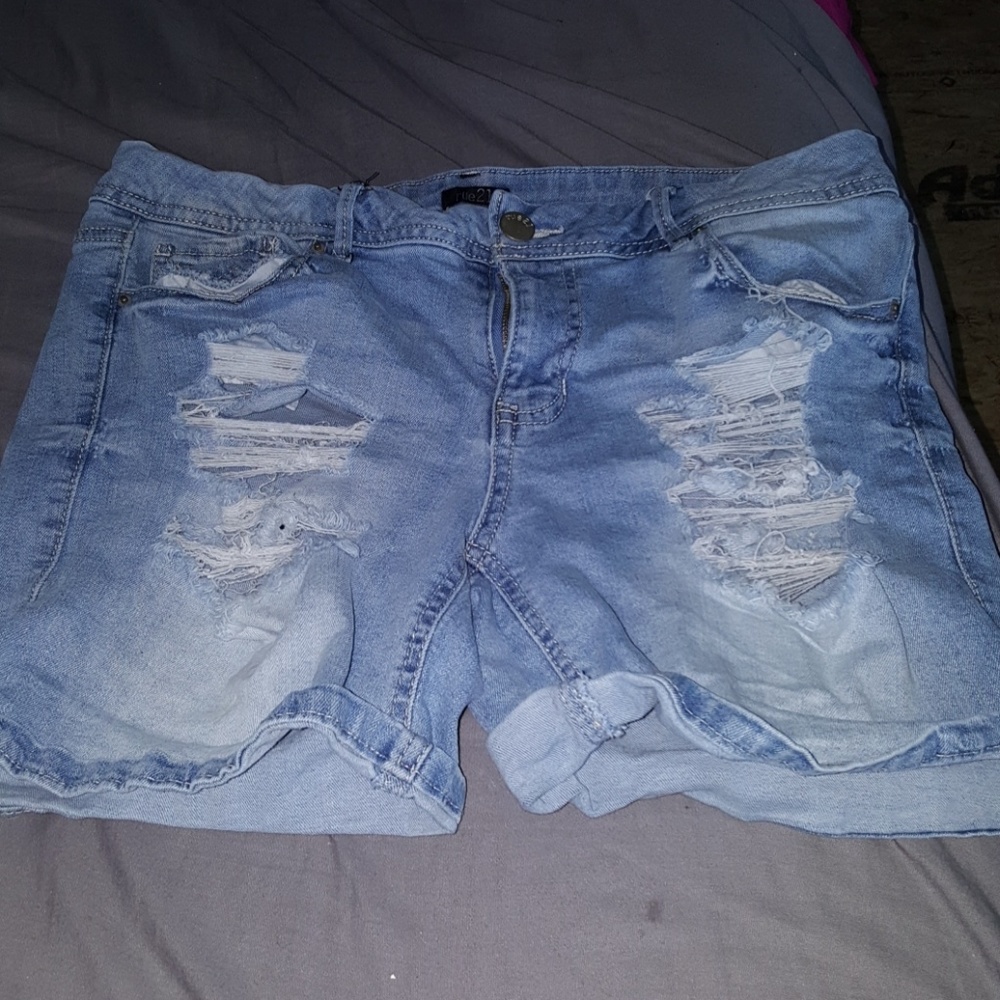 Rue 21 light wash middle waisted shorts